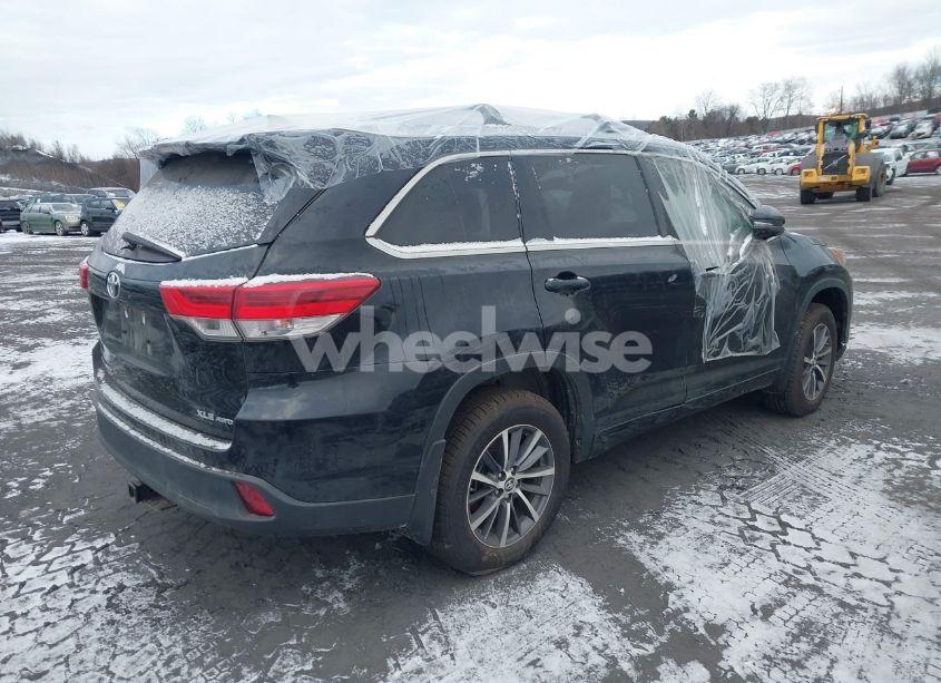 Photo 4 of 2018 Toyota Highlander XLE (VIN 5TDJZRFH2JS554828)