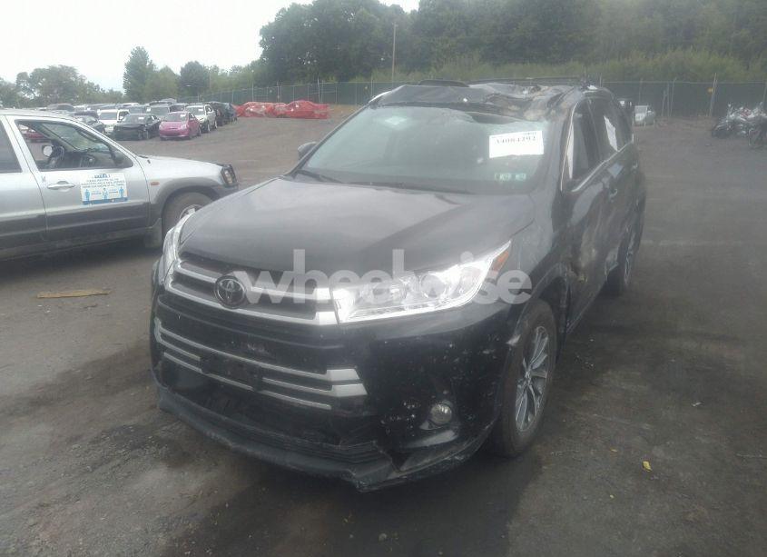 Photo 6 of 2018 Toyota Highlander XLE (VIN 5TDJZRFH2JS554828)