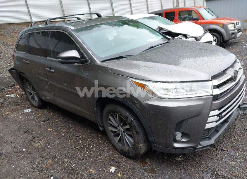 2018 Toyota Highlander XLE (VIN 5TDJZRFH2JS843711) main photo