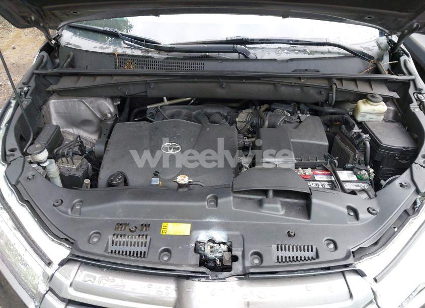 Photo 10 of 2018 Toyota Highlander XLE (VIN 5TDJZRFH2JS843711)