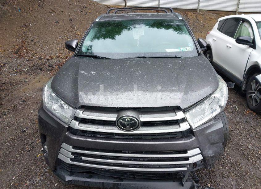 Photo 11 of 2018 Toyota Highlander XLE (VIN 5TDJZRFH2JS843711)