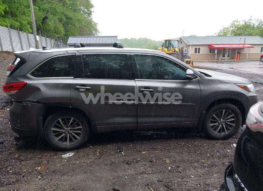 Photo 12 of 2018 Toyota Highlander XLE (VIN 5TDJZRFH2JS843711)