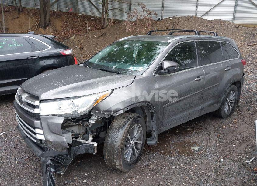 Photo 2 of 2018 Toyota Highlander XLE (VIN 5TDJZRFH2JS843711)