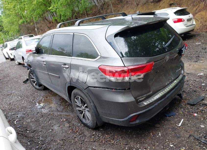 Photo 3 of 2018 Toyota Highlander XLE (VIN 5TDJZRFH2JS843711)