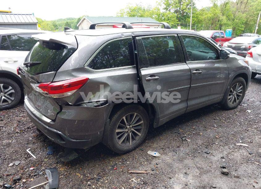 Photo 4 of 2018 Toyota Highlander XLE (VIN 5TDJZRFH2JS843711)