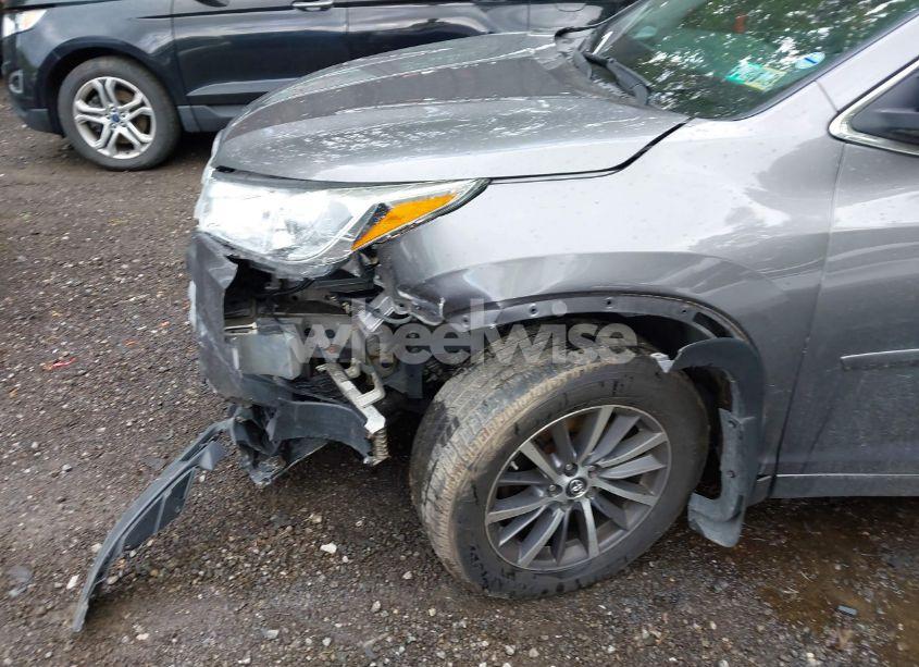 Photo 6 of 2018 Toyota Highlander XLE (VIN 5TDJZRFH2JS843711)