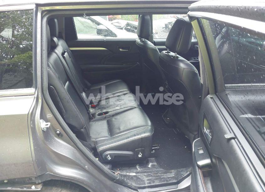 Photo 8 of 2018 Toyota Highlander XLE (VIN 5TDJZRFH2JS843711)