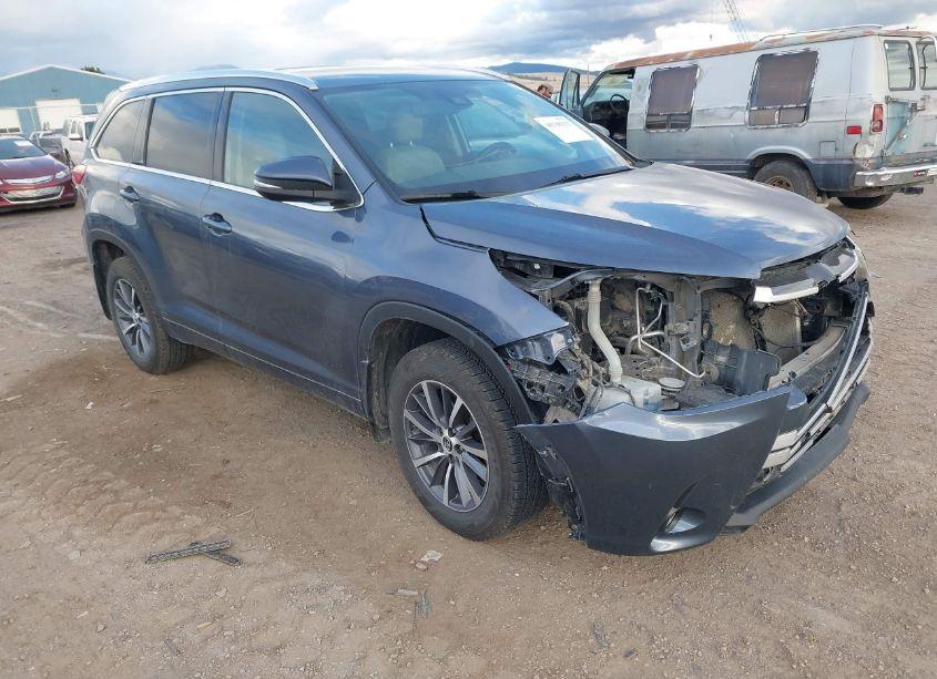2018 Toyota Highlander XLE (VIN 5TDJZRFH2JS874957) main photo