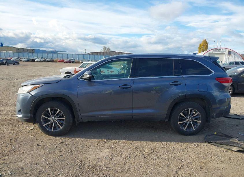 Photo 15 of 2018 Toyota Highlander XLE (VIN 5TDJZRFH2JS874957)