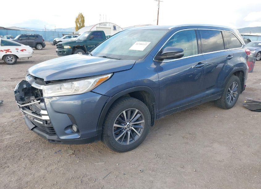 Photo 2 of 2018 Toyota Highlander XLE (VIN 5TDJZRFH2JS874957)
