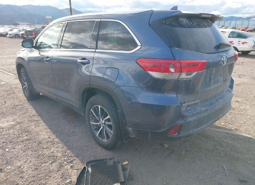 Photo 3 of 2018 Toyota Highlander XLE (VIN 5TDJZRFH2JS874957)
