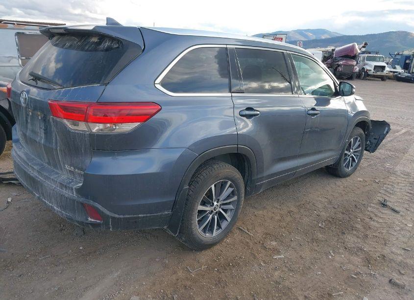 Photo 4 of 2018 Toyota Highlander XLE (VIN 5TDJZRFH2JS874957)