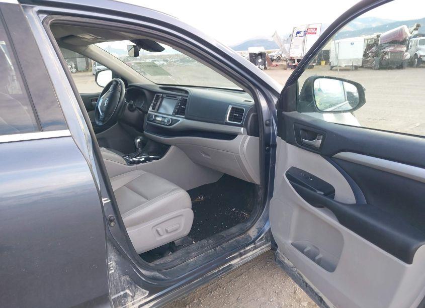 Photo 5 of 2018 Toyota Highlander XLE (VIN 5TDJZRFH2JS874957)