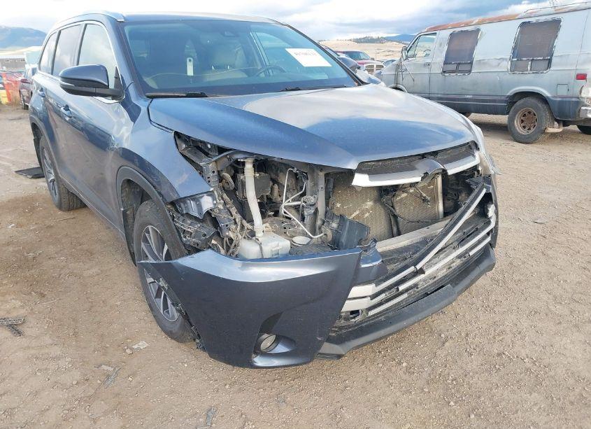 Photo 6 of 2018 Toyota Highlander XLE (VIN 5TDJZRFH2JS874957)