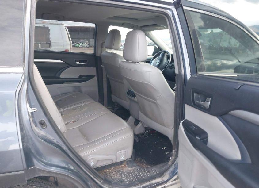 Photo 8 of 2018 Toyota Highlander XLE (VIN 5TDJZRFH2JS874957)
