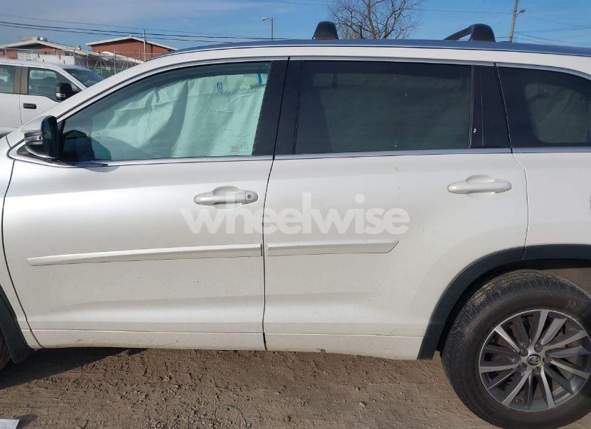 Photo 14 of 2018 Toyota Highlander XLE (VIN 5TDJZRFH2JS891838)