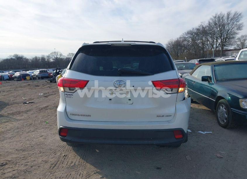 Photo 16 of 2018 Toyota Highlander XLE (VIN 5TDJZRFH2JS891838)