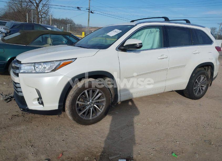 Photo 2 of 2018 Toyota Highlander XLE (VIN 5TDJZRFH2JS891838)