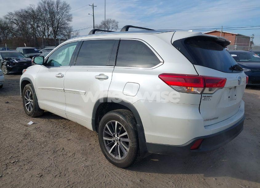 Photo 3 of 2018 Toyota Highlander XLE (VIN 5TDJZRFH2JS891838)