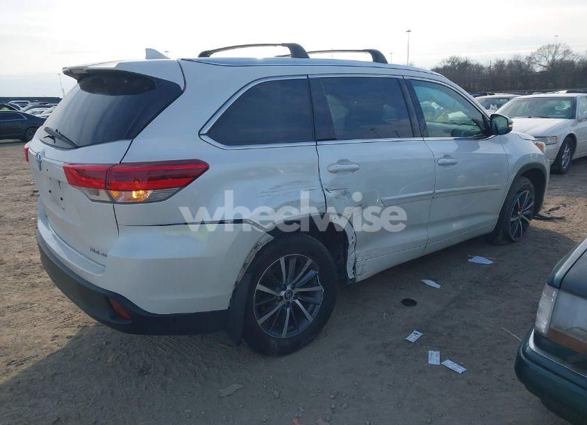 Photo 4 of 2018 Toyota Highlander XLE (VIN 5TDJZRFH2JS891838)