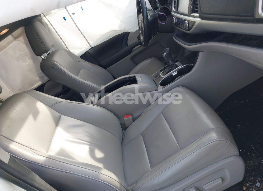 Photo 5 of 2018 Toyota Highlander XLE (VIN 5TDJZRFH2JS891838)