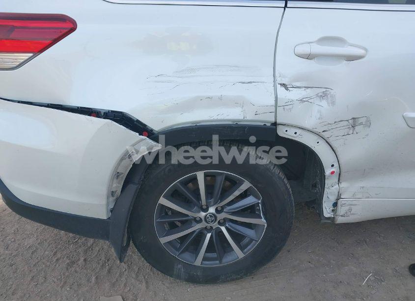 Photo 6 of 2018 Toyota Highlander XLE (VIN 5TDJZRFH2JS891838)