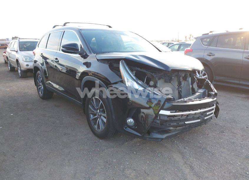 2019 Toyota Highlander XLE (VIN 5TDJZRFH2KS569010) main photo