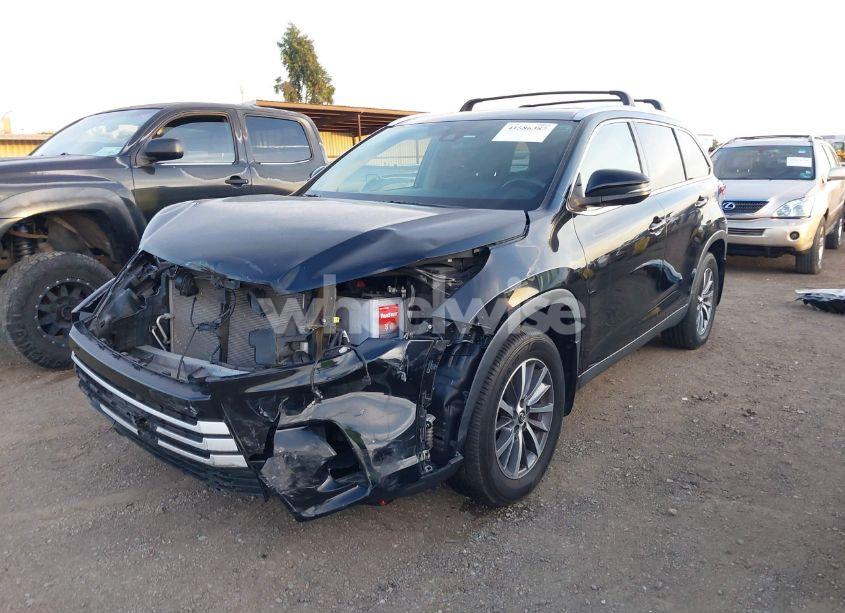 Photo 2 of 2019 Toyota Highlander XLE (VIN 5TDJZRFH2KS569010)