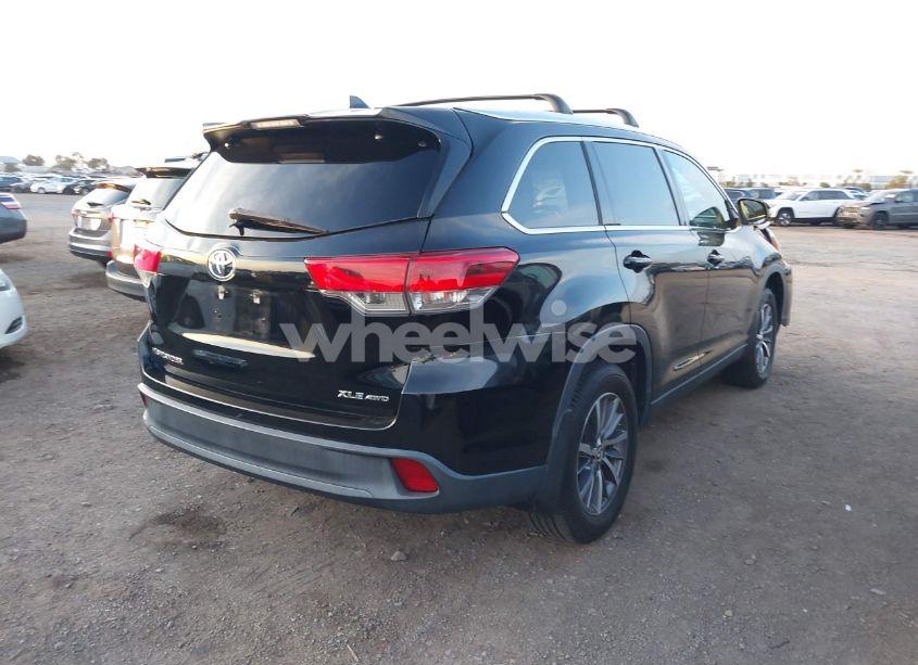 Photo 4 of 2019 Toyota Highlander XLE (VIN 5TDJZRFH2KS569010)