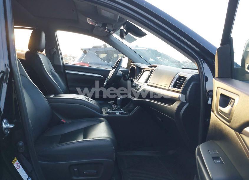 Photo 5 of 2019 Toyota Highlander XLE (VIN 5TDJZRFH2KS569010)