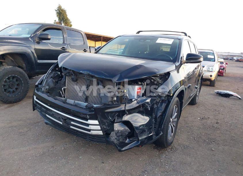 Photo 6 of 2019 Toyota Highlander XLE (VIN 5TDJZRFH2KS569010)