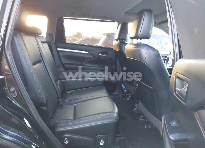 Photo 8 of 2019 Toyota Highlander XLE (VIN 5TDJZRFH2KS569010)