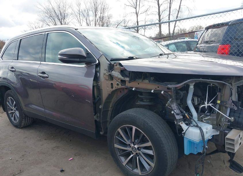 Photo 14 of 2019 Toyota Highlander XLE (VIN 5TDJZRFH2KS578371)