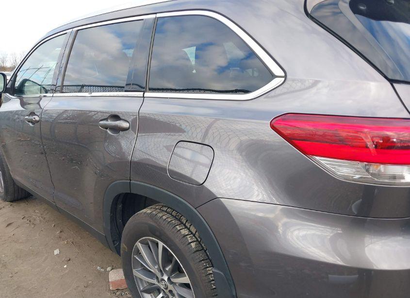 Photo 15 of 2019 Toyota Highlander XLE (VIN 5TDJZRFH2KS578371)