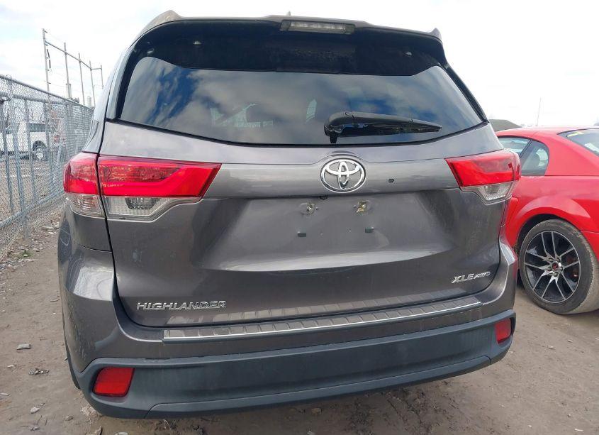 Photo 17 of 2019 Toyota Highlander XLE (VIN 5TDJZRFH2KS578371)