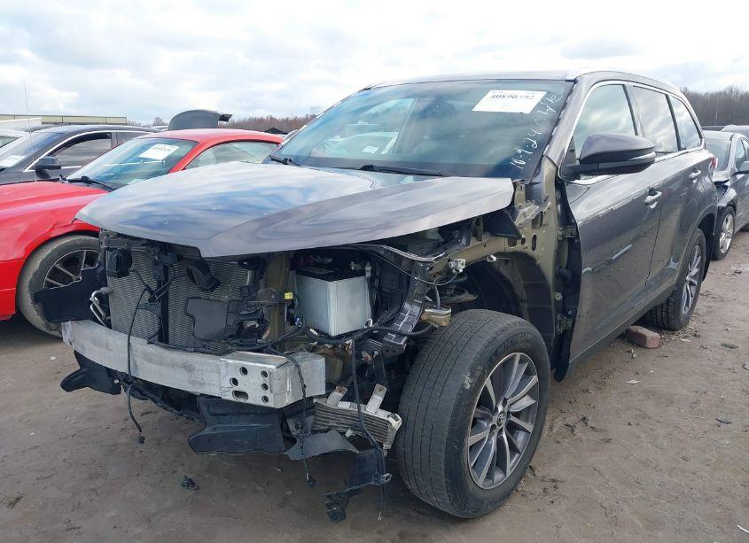 Photo 2 of 2019 Toyota Highlander XLE (VIN 5TDJZRFH2KS578371)