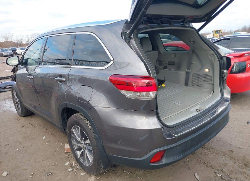 Photo 3 of 2019 Toyota Highlander XLE (VIN 5TDJZRFH2KS578371)