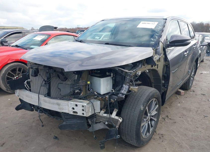 Photo 6 of 2019 Toyota Highlander XLE (VIN 5TDJZRFH2KS578371)