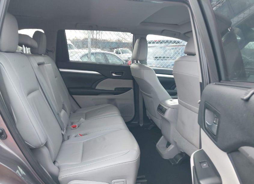 Photo 8 of 2019 Toyota Highlander XLE (VIN 5TDJZRFH2KS578371)