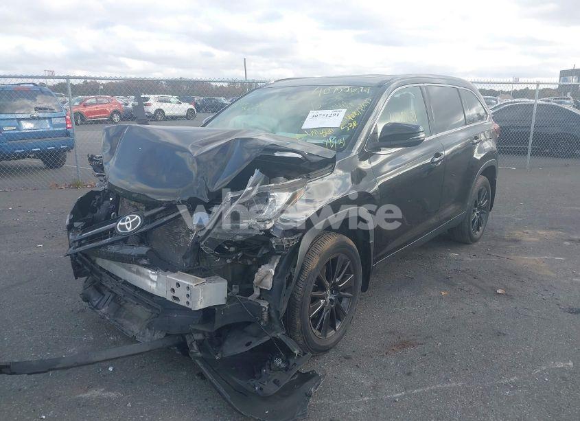 Photo 2 of 2019 Toyota Highlander SE (VIN 5TDJZRFH2KS604029)