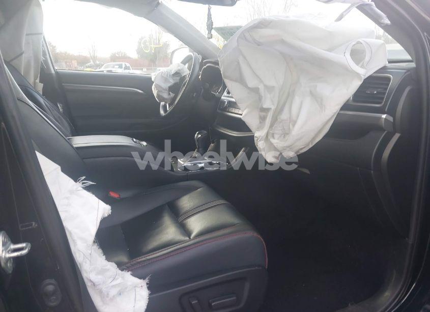 Photo 5 of 2019 Toyota Highlander SE (VIN 5TDJZRFH2KS604029)