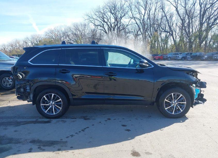 Photo 14 of 2019 Toyota Highlander XLE (VIN 5TDJZRFH2KS604614)
