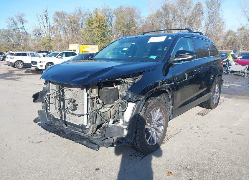 Photo 2 of 2019 Toyota Highlander XLE (VIN 5TDJZRFH2KS604614)