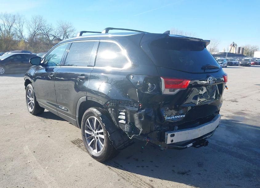 Photo 3 of 2019 Toyota Highlander XLE (VIN 5TDJZRFH2KS604614)