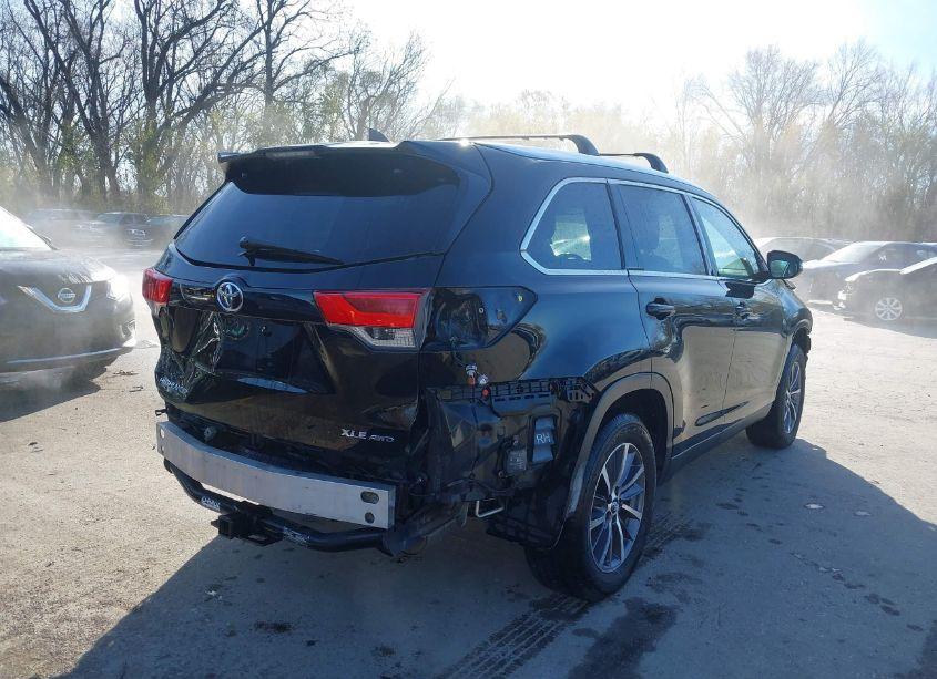Photo 4 of 2019 Toyota Highlander XLE (VIN 5TDJZRFH2KS604614)