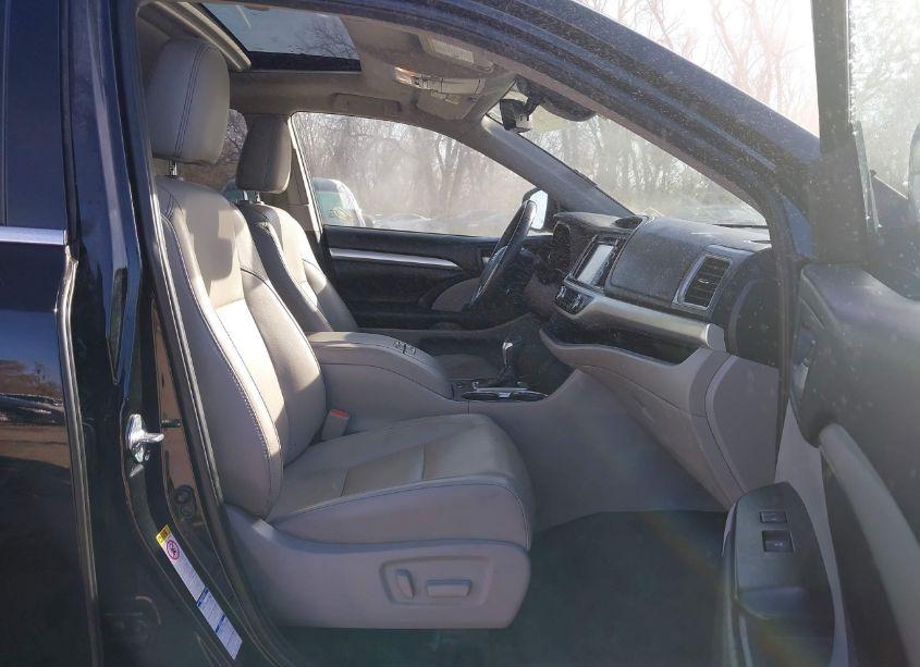 Photo 5 of 2019 Toyota Highlander XLE (VIN 5TDJZRFH2KS604614)