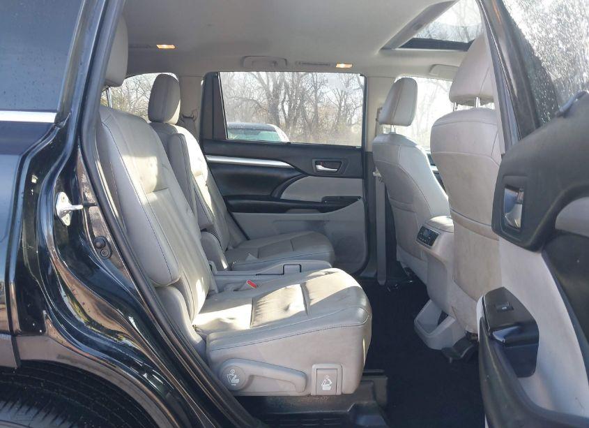 Photo 8 of 2019 Toyota Highlander XLE (VIN 5TDJZRFH2KS604614)
