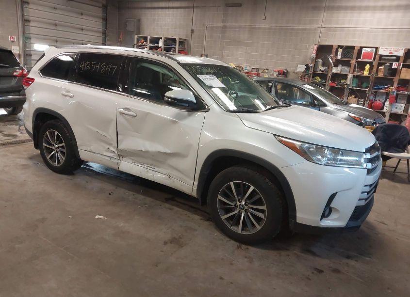 2017 Toyota Highlander XLE (VIN 5TDJZRFH3HS368760) main photo