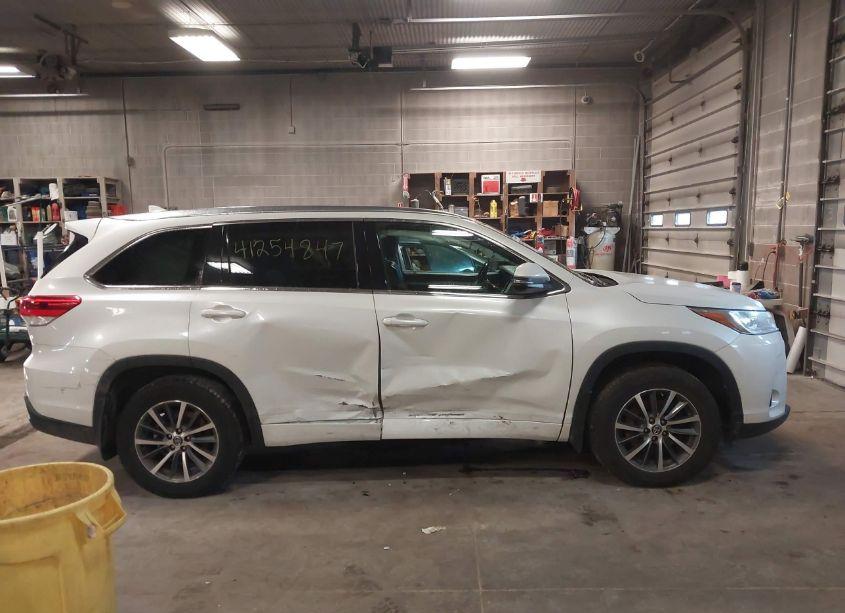 Photo 13 of 2017 Toyota Highlander XLE (VIN 5TDJZRFH3HS368760)