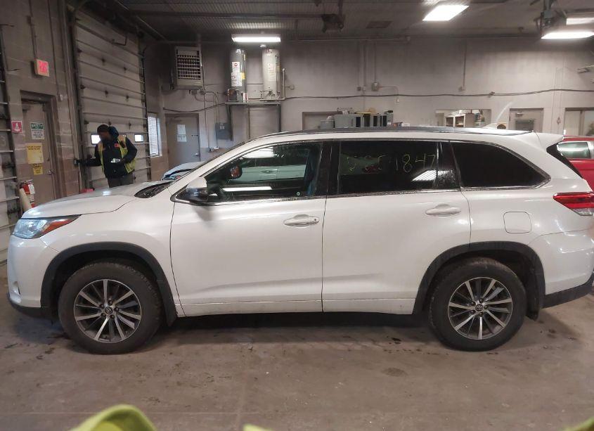Photo 14 of 2017 Toyota Highlander XLE (VIN 5TDJZRFH3HS368760)